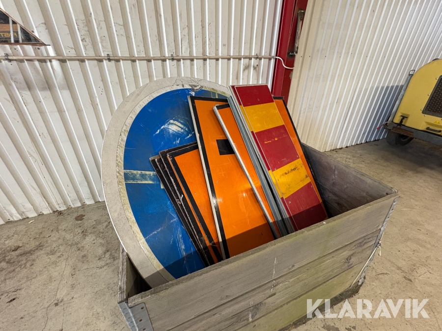 Parti med blandade vägskyltar