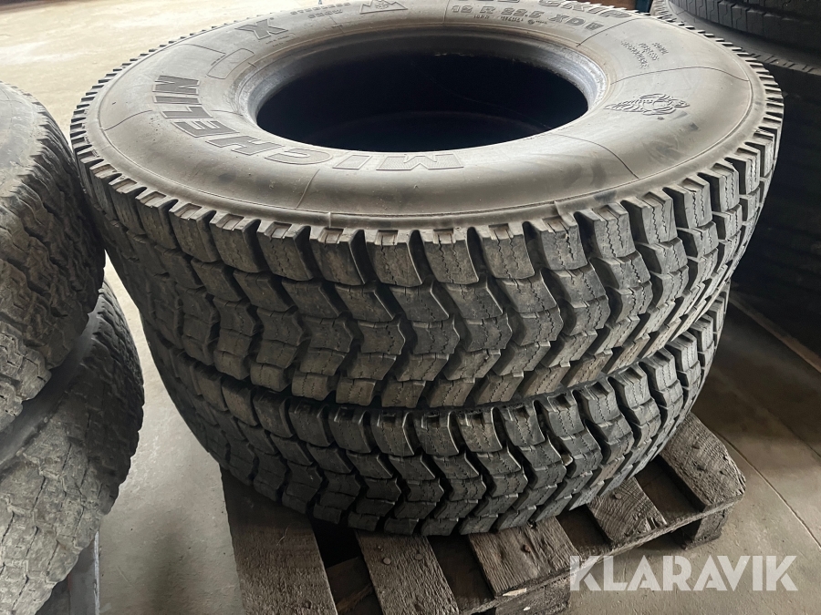 Däck Michelin 12 R 22,5. 2st