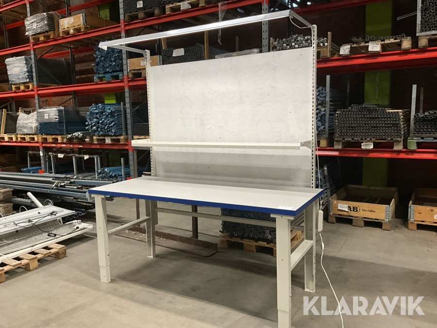 Arbetsbord med hyllor och LED belysning