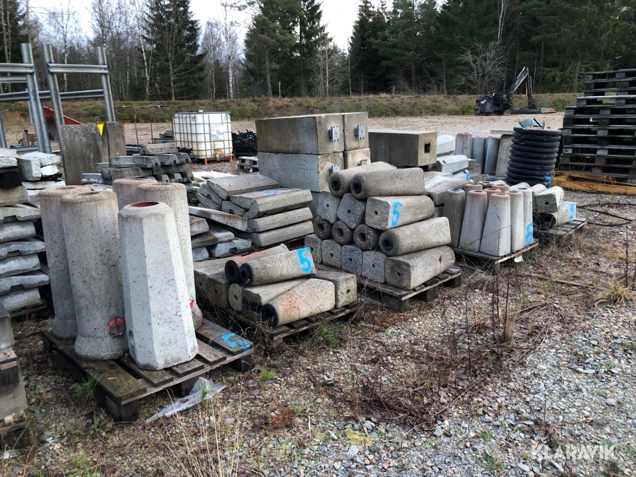 Fundament till skyltar och lyktstolpe 