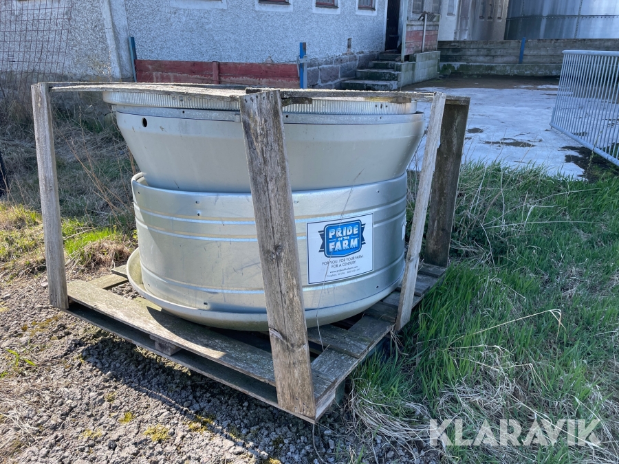 Foderautomat gris utomhus Pride of the farm