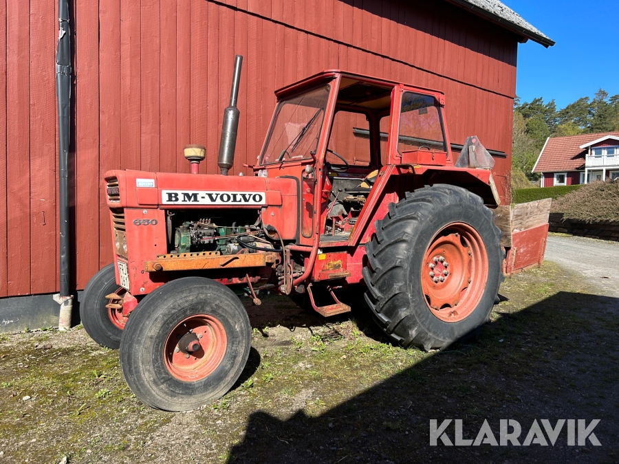 Traktor Volvo BM 650 med frontlastare och tillbehör