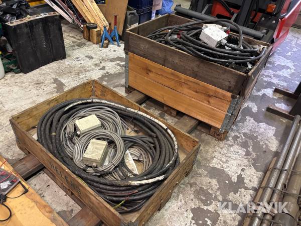 Pall med diverse kabel och uttag