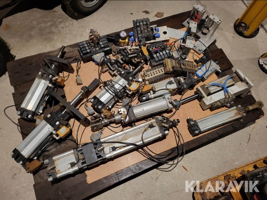 Parti med diverse pneumatikkomponenter