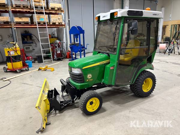 Redskapsbärare/kompakttraktor John Deere X748 Ultimate med snöblad och kärra