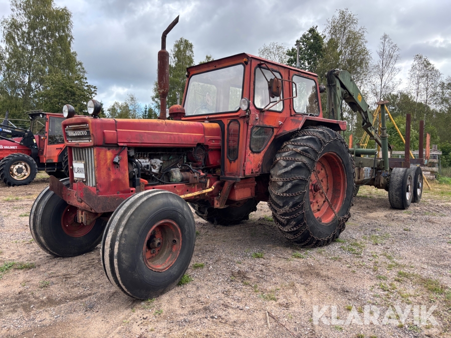 Traktor Volvo BM 810 med skogsvagn