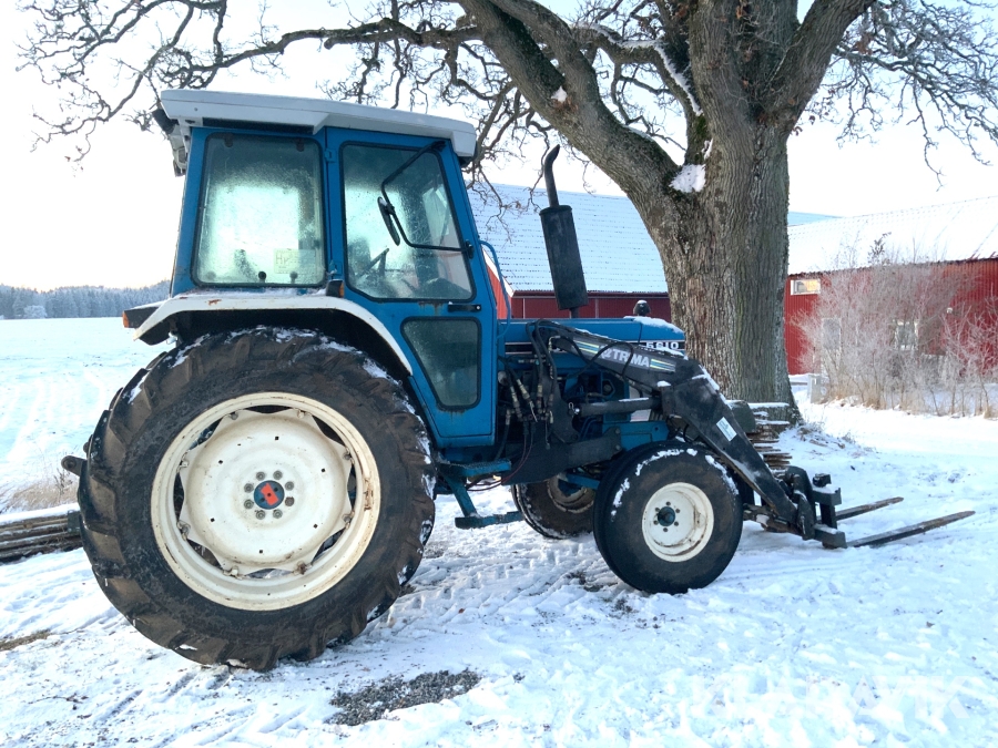 Traktor Ford 5610/II 2WD MUSTANG med lastare och gafflar