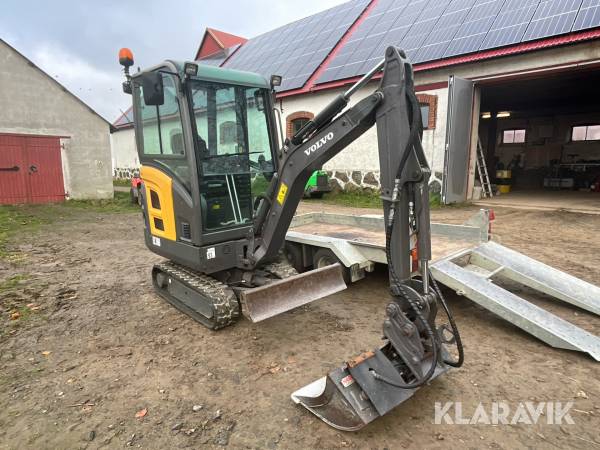 Minigrävmaskin Volvo EC18D med släpvagn och 3 skopor