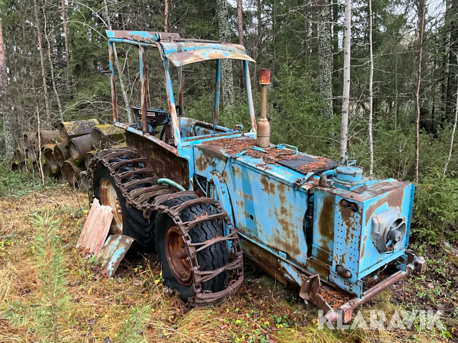 Skogstraktor Ford med grävaggregat