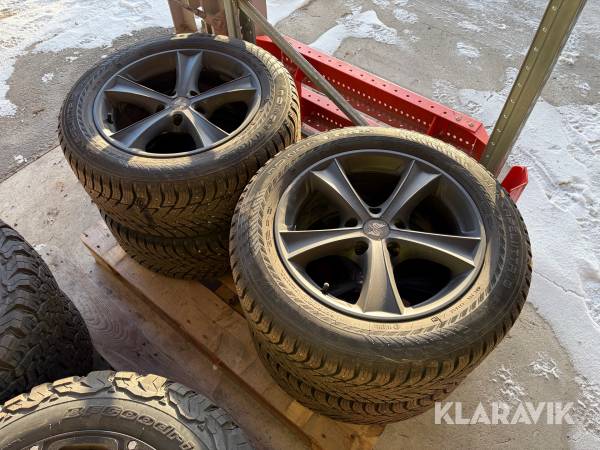 Däck med fälgar Nokian Hakkapeliitta 8 235/55R17 4st