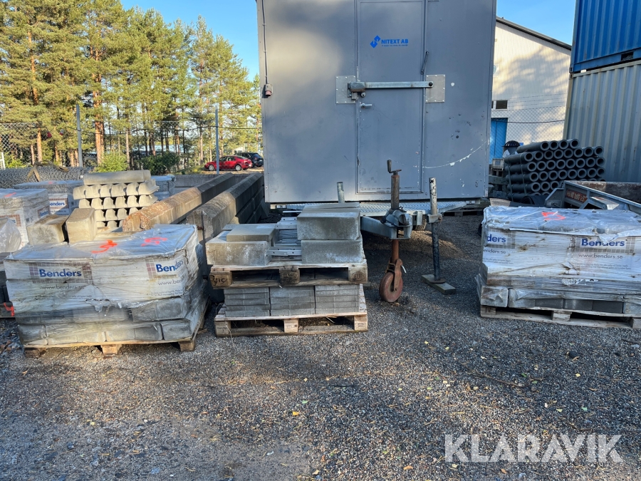 Parti med blandad marksten