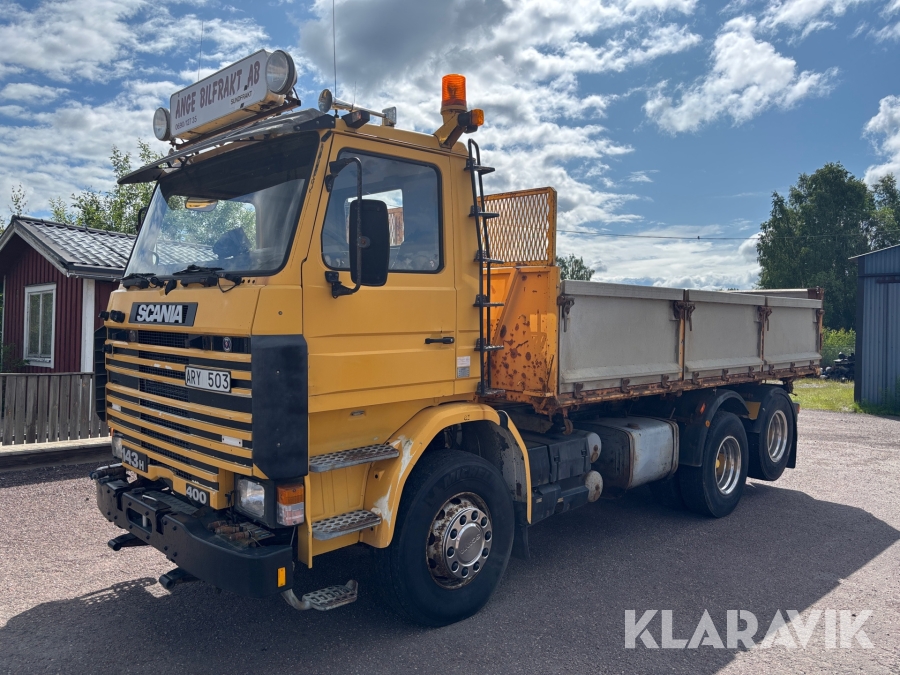 Tippbil Scania R143 HL 6x2 Plogutrustad