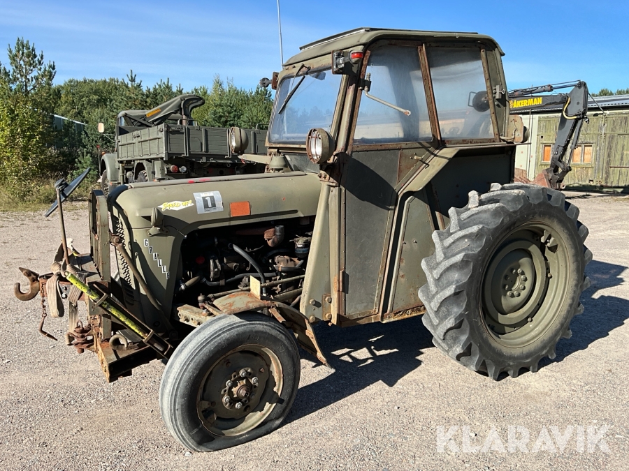 Veterantraktor MF Grålle militär