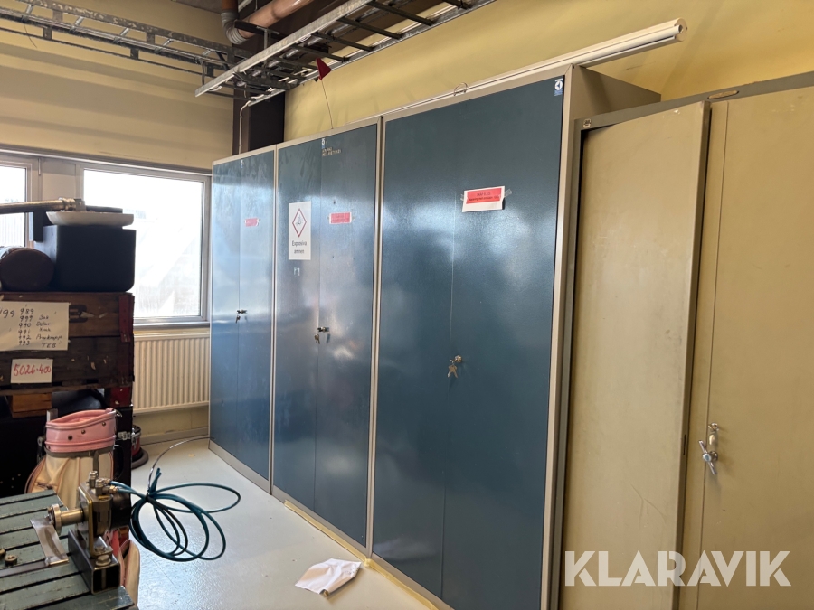 Plåtskåp Electrolux Constructor 3st med lås och innehåll