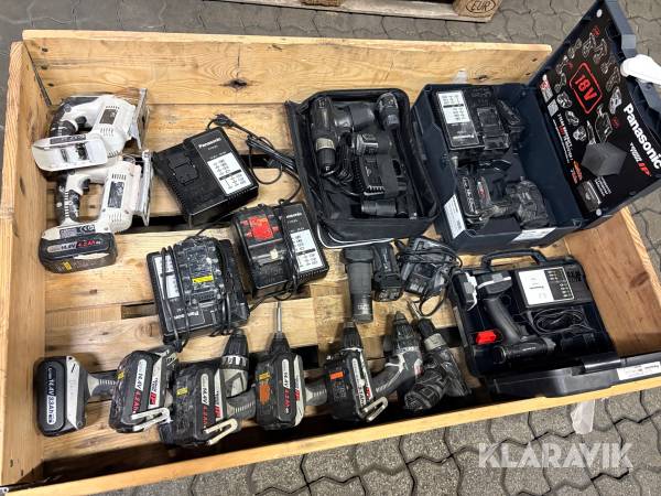 Pall med olika laddare, verktyg och batterier Panasonic