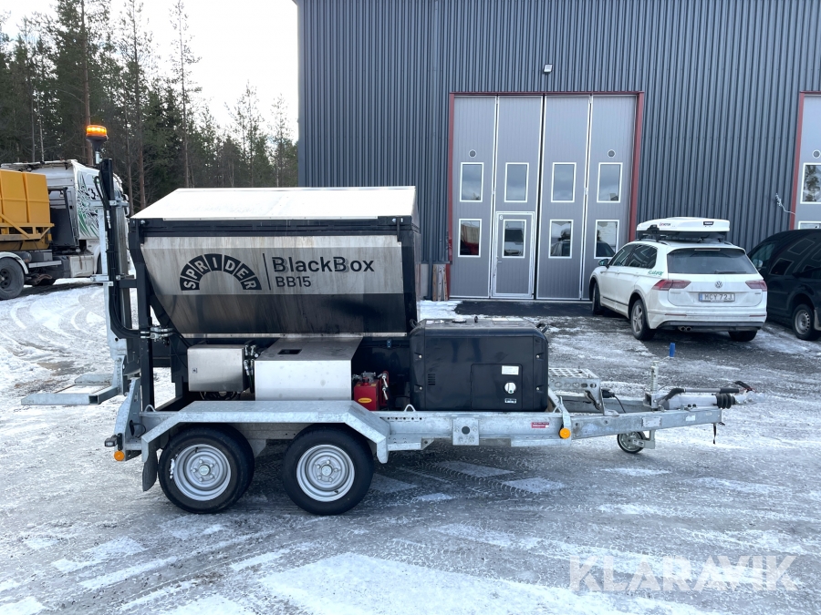 Asfaltsflak med släpvagn Sprider Blackbox BB15