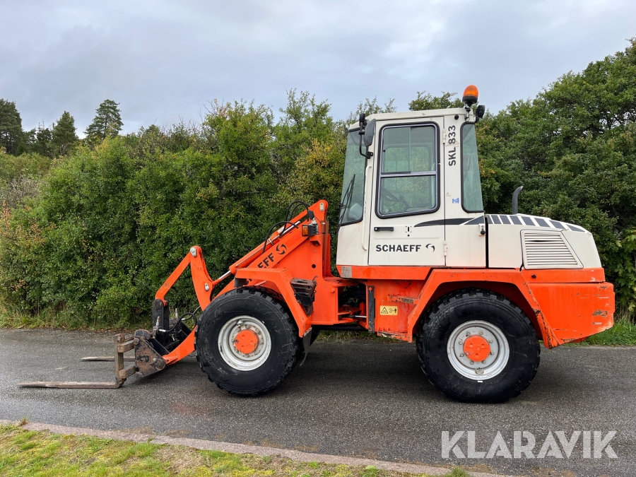 Hjullastare Schaeff SKL833 med skopa och gafflar