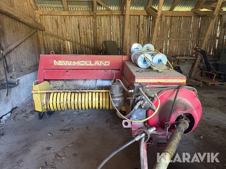 Småbalspress New Holland 370 med balkastare