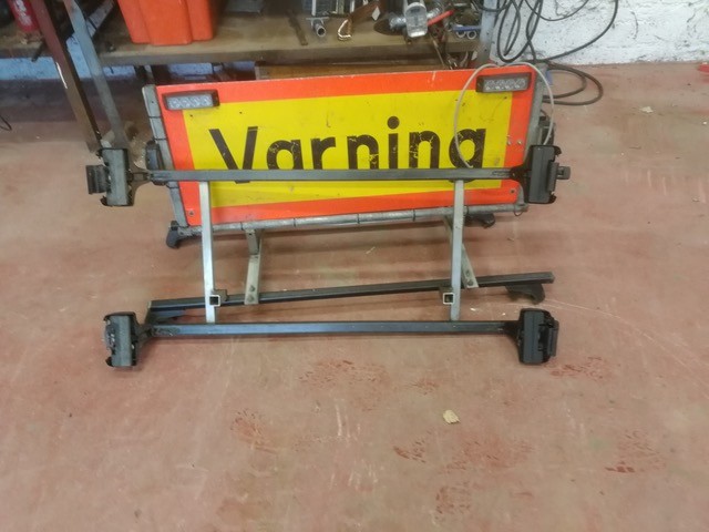 Varningsskylt för följebil, Thulefäste för takreling typ Audi