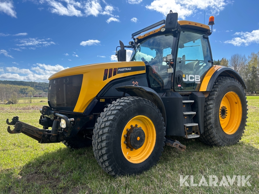 Traktor JCB Fastrac 7230 med underskrapa
