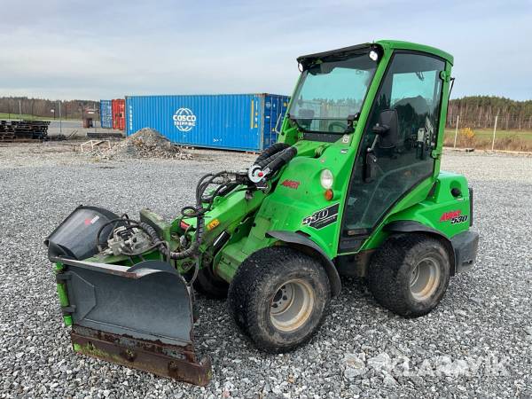 Hjullastare Avant 530 med vikplog och Sandspridare