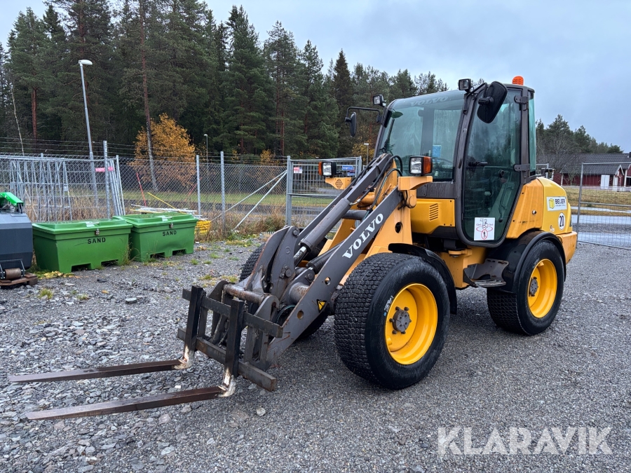 Hjullastare Volvo L25 B-P med gafflar och skopa