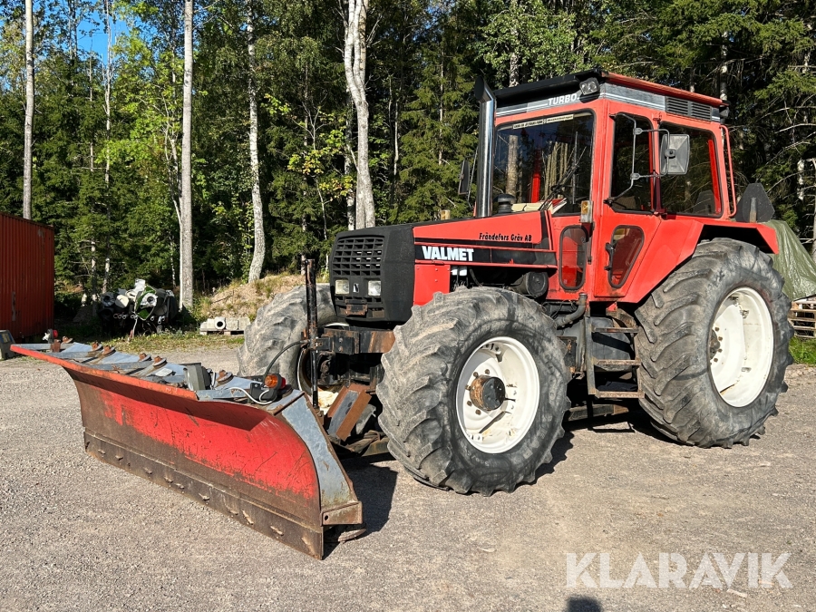 Traktor med snöblad Valmet 2005