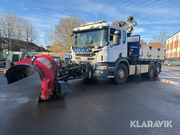 Lastbil Scania P370LB6X2*4HNB med kran och plogblad