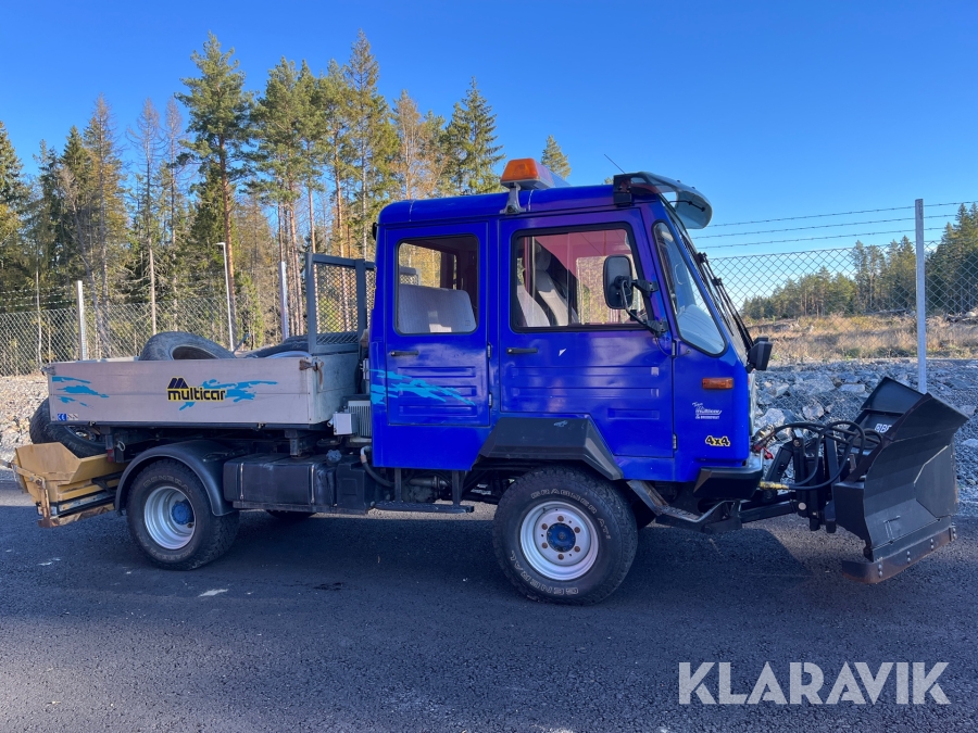 Redskapsbärare Multicar  M26 4x4 med vikplog och sandspridare