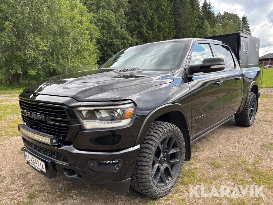 Pickup Dodge Ram 1500 Laramie Night Edition med kåpa