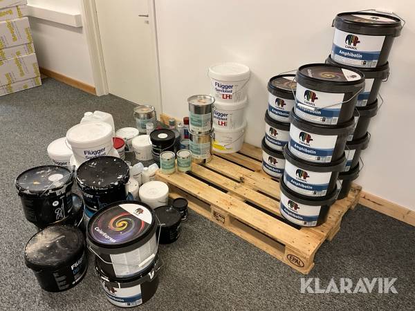Parti med olika typer av målarfärg, spackel och lim