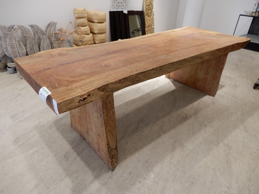 Bord i kraftigt exotiskt trä