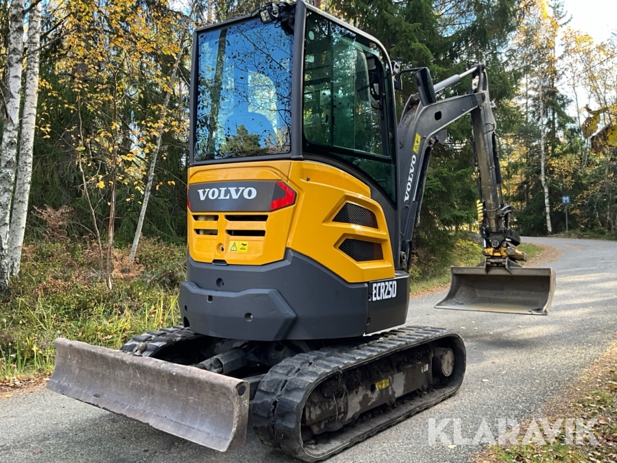 Grävmaskin Volvo ECR25D med rototilt och redskap