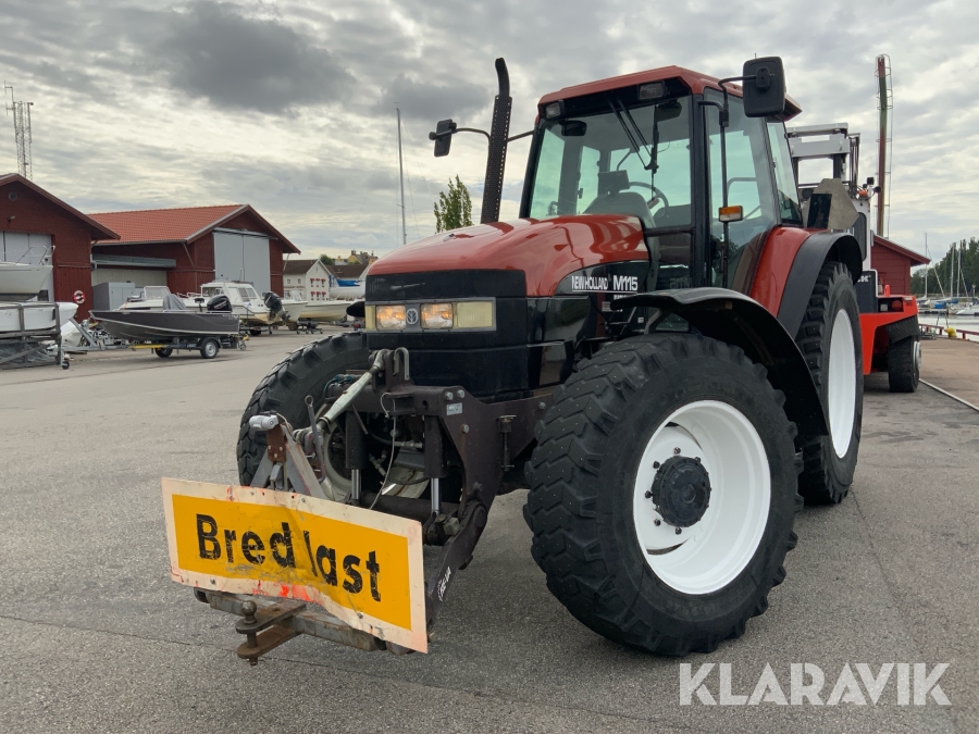 Traktor New Holland M115 med frontlyft