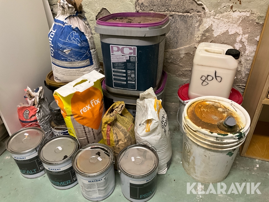 Byggmaterial byggkem med bland annat primer, spackel, asfalt mm.