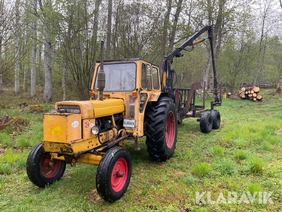 Traktor Volvo BM 600 med skogsvagn