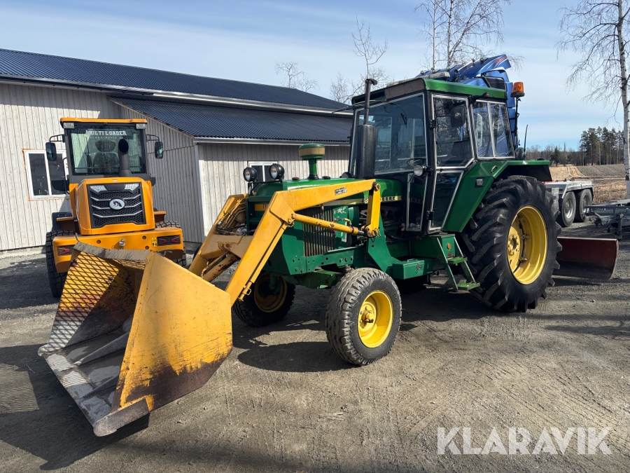 Veterantraktor John Deere 3130 med redskap