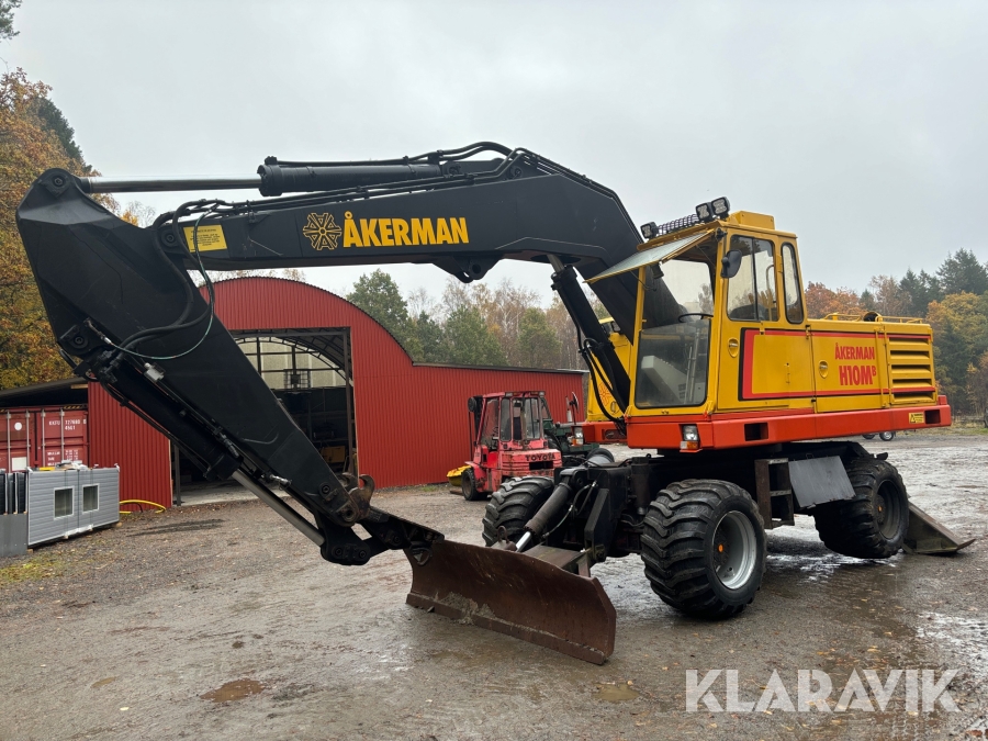 Grävmaskin Åkerman H10MB med planeringsskopa