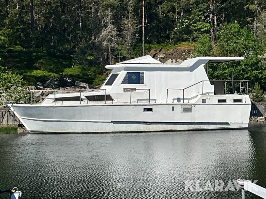 Båt / Husbåt 15m med dubbla 2x6 cylindriga Fordmotorer