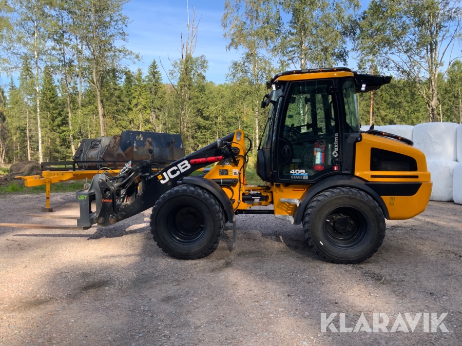 Hjullastare JCB 409 Agri Nordic Edition med kärra och redskap