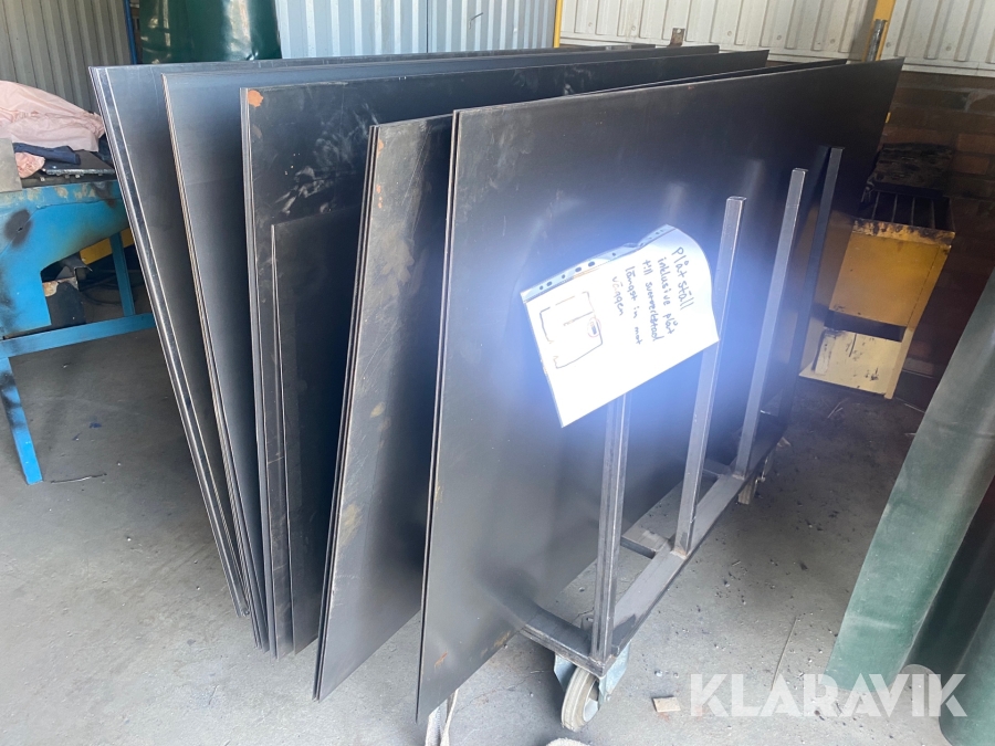 Plåt med olika tjocklekar och plåtställ med hjul