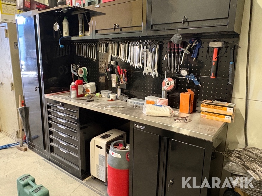 Verkstadsinredning och verktygsvagn Ampro med verktyg