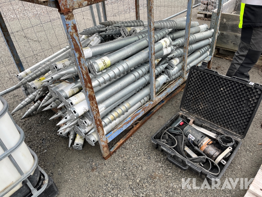 Markskruv med fästen och maskin