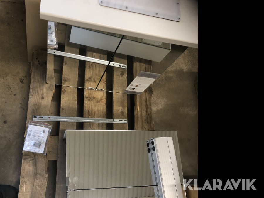 Badrumskåp med belysning 2 st