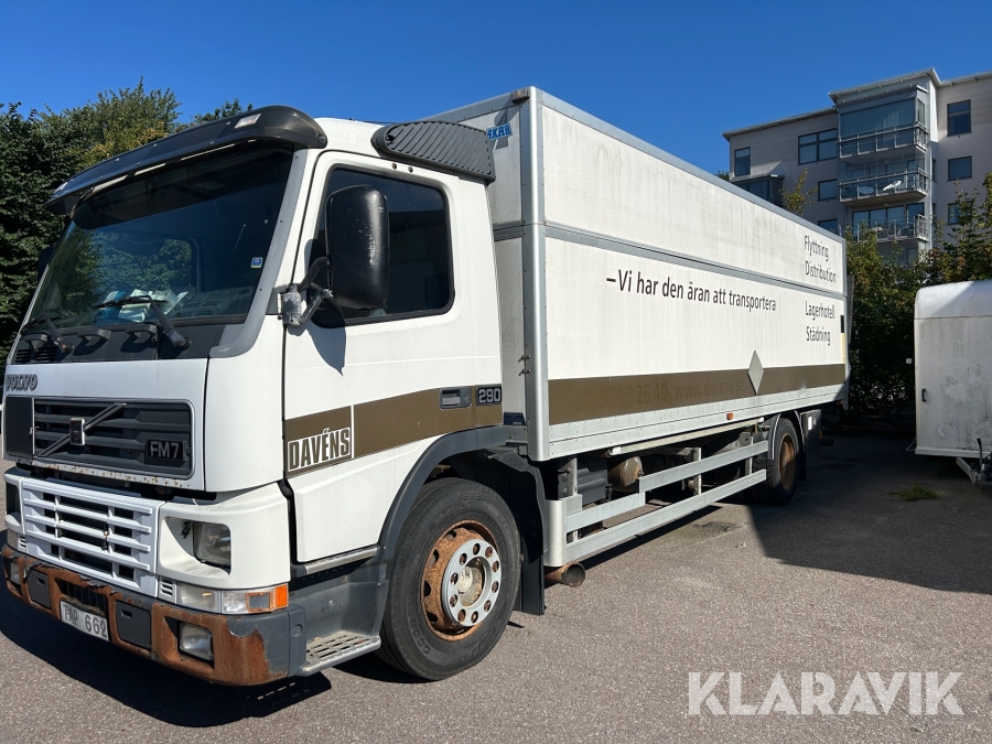 Lastbil Volvo FM7 4X2 höj och sänkbart tak