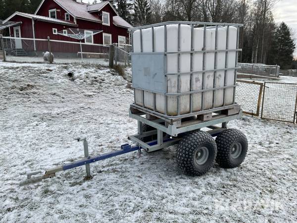 Tank på boggievagn med manuell tipp