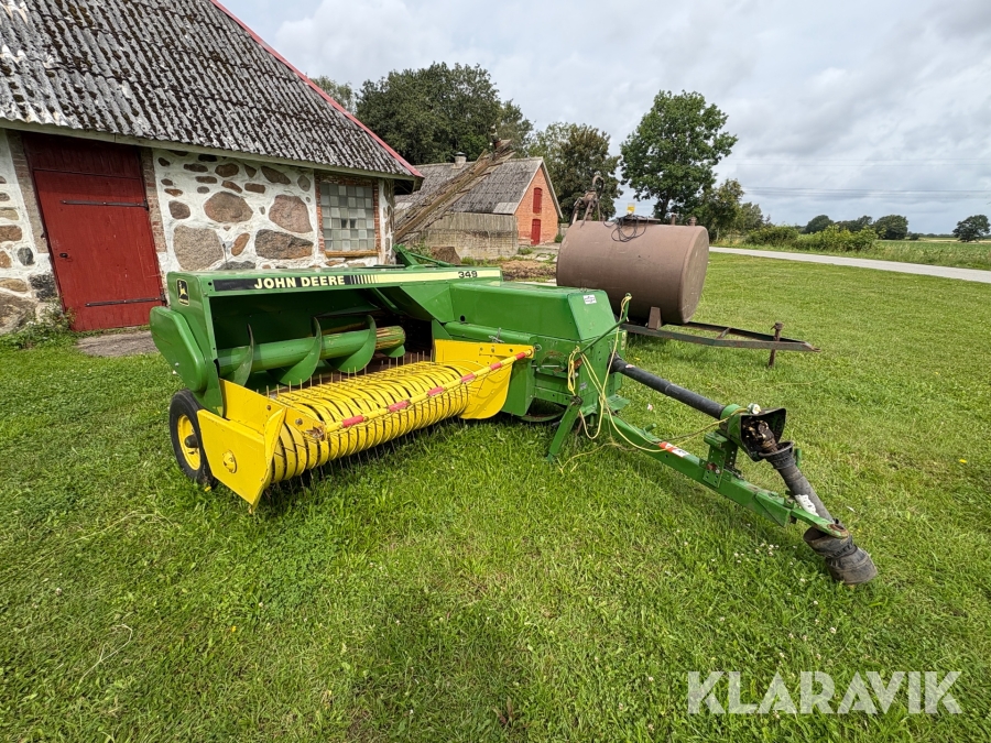 Småbalspress John Deere 349 med kastare