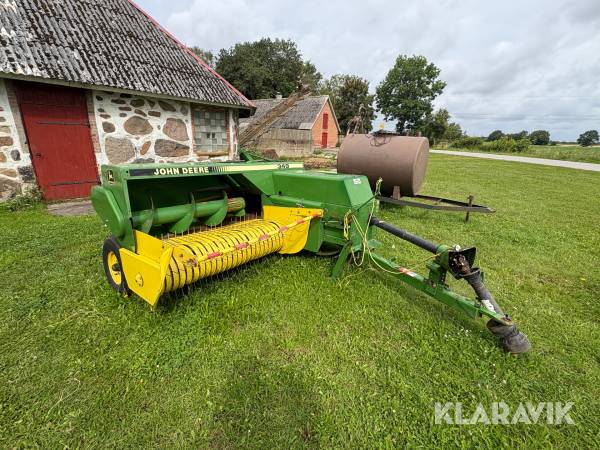 Småbalspress John Deere 349 med kastare