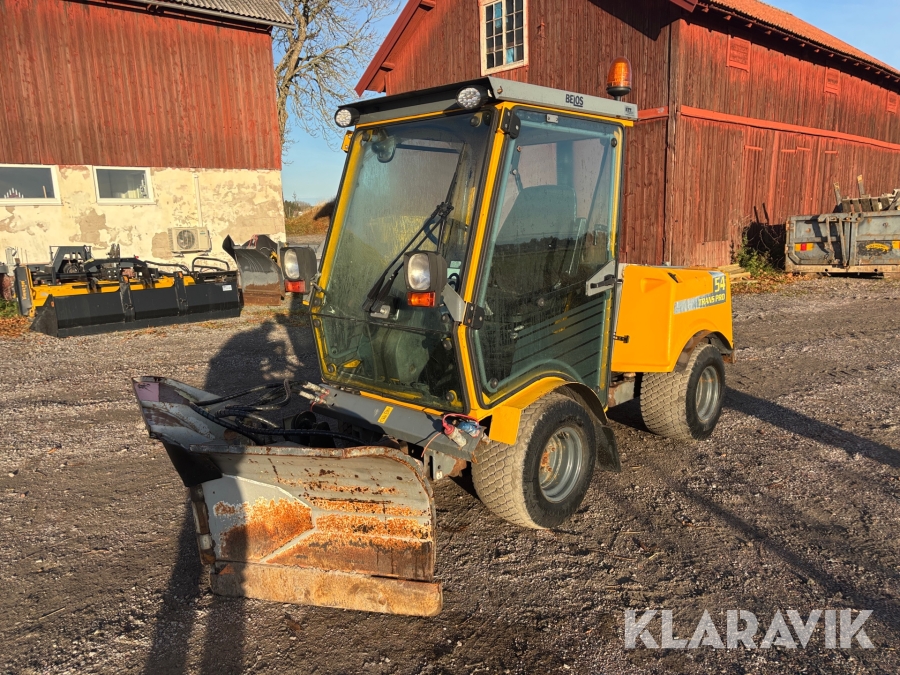 Redskapsbärare Belos Trans Pro 54 med vikplog och sandspridare