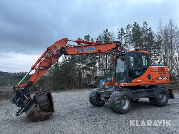 Grävmaskin Doosan DX140W med Engcon tiltrotator
